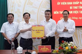 Bí thư Tỉnh ủy Hồ Quốc Dũng (thứ 2 từ trái sang) tặng quà cho lãnh đạo phường Quy Nhơn Đông. Ảnh: Nguyễn Hân