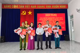 Bí thư Đảng ủy phường Hội Phú Võ Phúc Ánh (giữa) trao các quyết định về công tác tổ chức, cán bộ. Ảnh: Bá Bính