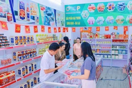 Cửa hàng giới thiệu và bán sản phẩm nông sản, thực phẩm đặc trưng, OCOP tỉnh tại số 111 đường Lê Hồng Phong (phường Quy Nhơn) thu hút đông khách tham quan, mua sắm. Ảnh: H.Yến