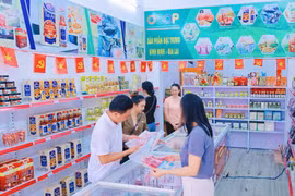 Cửa hàng giới thiệu và bán sản phẩm nông sản, thực phẩm đặc trưng, OCOP tỉnh tại số 111 đường Lê Hồng Phong (phường Quy Nhơn) thu hút đông khách tham quan, mua sắm. Ảnh: H.Yến