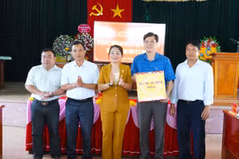 Trưởng Ban Tuyên giáo và Dân vận Tỉnh ủy Nguyễn Thị Phong Vũ tặng quà của Tỉnh ủy, HĐND, UBND, Ủy ban MTTQ Việt Nam tỉnh cho lãnh đạo xã Vĩnh Sơn. Ảnh: Nguyễn Hân