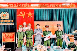 Bí thư Đảng ủy xã Lý Anh Sang trao thưởng cho Tổ Cảnh sát Phòng chống tội phạm xã. Ảnh: Trúc Phùng