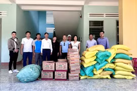 Tiếp sức cho học sinh Trường Phổ thông dân tộc bán trú Tiểu học Hà Đông trước thềm năm học mới