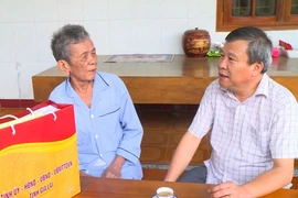 Chủ nhiệm Ủy ban Kiểm tra Tỉnh ủy Thái Thanh Bình thăm, tặng quà gia đình người có công