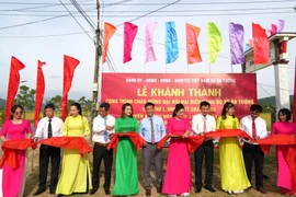 Cắt băng khánh thành công trình tuyến đường đèn năng lượng mặt trời. Ảnh: T.B