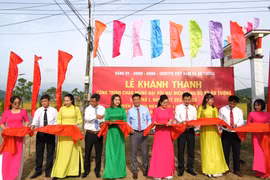 Cắt băng khánh thành công trình tuyến đường đèn năng lượng mặt trời. Ảnh: T.B