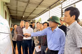 Phó Chủ tịch UBND tỉnh Nguyễn Tự Công Hoàng kiểm tra dự án đường Nguyễn Văn Linh.