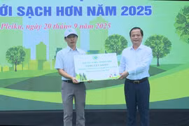 Phó Chủ tịch Thường trực UBND tỉnh Nguyễn Tuấn Thanh (phải) trao bảng tượng trưng tặng cây xanh cho đại diện Sở Văn hóa-Thể thao và Du lịch. 