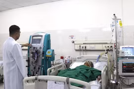 Bác sĩ Khoa Gây mê hồi sức kiểm tra hệ thống CRRT cho bệnh nhân. Ảnh: M.H