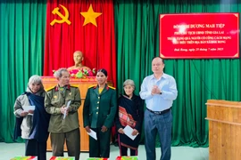Đồng chí Phó Chủ tịch UBND tỉnh Dương Mah Tiệp (bìa phải) thăm, tặng quà các đối tượng chính sách tại xã Đak Rong