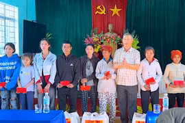 Kông Chro: Tặng quà Tết của Bí Thư Tỉnh ủy Hồ Văn Niên cho người dân xã Chư Krey