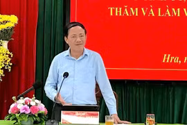 Phó Bí thư Tỉnh uỷ, Chủ tịch UBND tỉnh Phạm Anh Tuấn đã đến thăm và kiểm tra hoạt động chính quyền cơ sở tại xã Hra. Ảnh Hà Duy