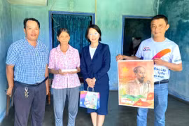 Tặng điện thoại thông minh cho 5 hộ dân khó khăn ở phường Quy Nhơn Bắc