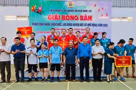 Đức Cơ trao 15 bộ huy chương tại Giải bóng bàn công nhân, viên chức, lao động 