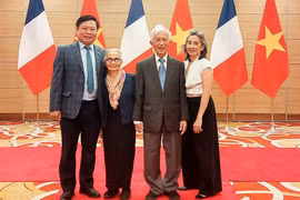 Vợ chồng Giáo sư Trần Thanh Vân nhận Huân chương Bắc Đẩu Bội Tinh hạng Sĩ quan do Tổng thống Pháp trao tặng