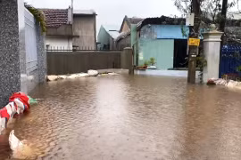 Mưa lớn gây ngập lụt cục bộ tại hẻm 280 Trường Chinh, phường Hội Phú