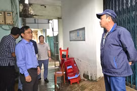 Bí thư Đảng ủy phường Pleiku Nguyễn Xuân Phước (áo sơ mi xanh) thăm hỏi, động viên người dân bị ảnh hưởng. Ảnh: B.B