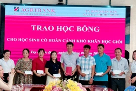 Tặng học bổng cho học sinh vượt khó học giỏi ở xã Tuy Phước Đông