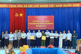 Phó Chủ tịch UBND tỉnh Nguyễn Tuấn Anh (thứ 10 từ trái sang) tặng quà cho tập thể lãnh đạo xã Pờ Tó. Ảnh: Phi Long