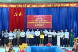Phó Chủ tịch UBND tỉnh Nguyễn Tuấn Anh (thứ 10 từ trái sang) tặng quà cho tập thể lãnh đạo xã Pờ Tó. Ảnh: Phi Long