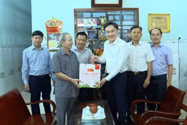 Phó Chủ tịch UBND tỉnh Gia Lai Nguyễn Tuấn Anh thăm, tặng quà nhân dịp 27-7