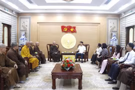 Đồng chí Nguyễn Ngọc Lương-Phó Bí thư Tỉnh ủy, Chủ tịch Ủy ban MTTQ Việt Nam tỉnh Gia Lai (hàng trên, bên phải) tiếp Đoàn Ban Thường trực Ban Trị sự Giáo hội Phật giáo Việt Nam tỉnh. Ảnh: M.H