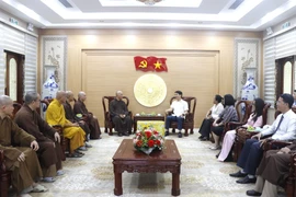 Đồng chí Nguyễn Ngọc Lương-Phó Bí thư Tỉnh ủy, Chủ tịch Ủy ban MTTQ Việt Nam tỉnh Gia Lai (hàng trên, bên phải) tiếp Đoàn Ban Thường trực Ban Trị sự Giáo hội Phật giáo Việt Nam tỉnh. Ảnh: M.H
