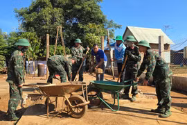Các đơn vị quân đội đứng chân trên địa bàn Gia Lai phối hợp xóa nhà tạm, nhà dột nát