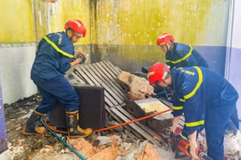 Lực lượng Cảnh sát PCCC&CNCH sử dụng các phương tiện tìm kiếm, cứu hộ xử lý sự cố. Ảnh: Bá Bính