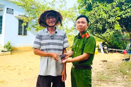 Người dân tự giác giao nộp 1 khẩu súng