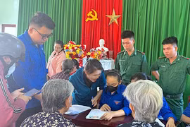 Lực lượng đoàn viên, thanh niên xã Tuy Phước Đông hỗ trợ người cao tuổi lập hồ sơ đề nghị hưởng trợ cấp hưu trí xã hội. Ảnh: Xuân Vinh