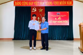 Pleiku: 8 thanh niên được kết nạp Đảng trước ngày lên đường nhập ngũ