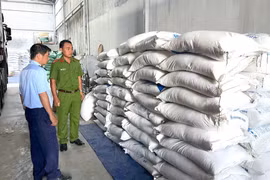 Gia Lai: Phát hiện 1 ô tô vận chuyển 5 tấn hàng hóa nhập lậu