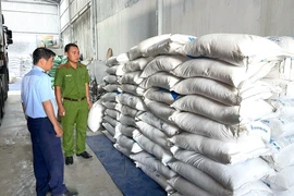 Gia Lai: Phát hiện 1 ô tô vận chuyển 5 tấn hàng hóa nhập lậu