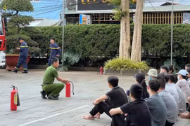 Hơn 50 người tham gia thực tập phương án chữa cháy ở khách sạn Pleiku