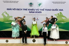 Vận động viên Lê Nguyễn Hương Giang nhận huy chương vàng Giải Vô địch trẻ khiêu vũ thể thao quốc gia năm 2025. Ảnh: NVCC