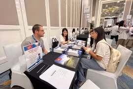 Các đại học và cao đẳng cung cấp thông tin về các chương trình học bổng và hỗ trợ tài chính dành cho sinh viên quốc tế tại Triển lãm giáo dục Hoa Kỳ mùa thu 2025. Ảnh/Nguồn: NDO