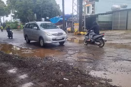 Đường vào Khu Công nghiệp Trà Đa bị xuống cấp nghiêm trọng