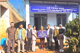 Bàn giao nhà cho hộ bà Rah Lan H'Mõ (ở xã Ia Ko). Ảnh: N.T