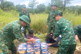 Lực lượng chức năng bắt giữ các đối tượng cùng tang vật. Ảnh: Q.V