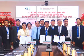 Trường ĐH Quy Nhơn, Tập đoàn GEO và Công ty TNHH O-Door Việt Nam ký kết biên bản ghi nhớ. Ảnh: Hồ Điểm