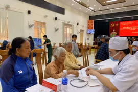 Bác sỹ Bệnh viện Quân y 211 khám bệnh, tư vấn sức khỏe cho người cao tuổi xã Ia Grai. Ảnh: P.L