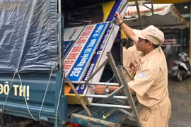 Tổ tự quản phường Pleiku ra quân chấn chỉnh tình trạng lấn chiếm vỉa hè dọc tuyến đường Nguyễn Tất Thành. Ảnh: B.B