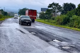 'Ổ gà' trên quốc lộ 14 tiềm ẩn nguy cơ tai nạn giao thông