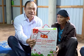 Phó Chủ tịch UBND tỉnh Gia Lai Dương Mah Tiệp thăm, tặng quà dịp 27-7 tại xã Canh Vinh và Canh Liên