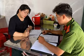 Đại diện hộ kinh doanh ăn uống dọc bờ kè suối Hội Phú ký cam kết không lấn chiếm vỉa hè, lòng đường. Ảnh: B.B