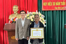 Kông Chro trao tặng Huy hiệu Đảng đợt 3-2 cho đảng viên