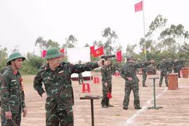 Sĩ quan Binh đoàn 15 thực hiện nội dung kiểm tra bắn súng K54. 
