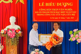 Phó Chủ tịch UBND tỉnh Dương Mah Tiệp tặng bằng khen của Chủ tịch UBND tỉnh cho nông dân cứu 2 em nhỏ ở Ia Tul