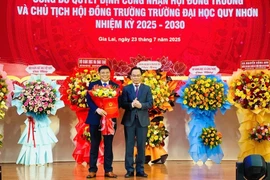 Thứ trưởng Bộ GD&ĐT Hoàng Minh Sơn (bìa phải) trao hoa và quyết định cho PGS.TS Nguyễn Quang Ngoạn-Chủ tịch Hội đồng trường Trường Đại học Quy Nhơn nhiệm kỳ 2025-2030. Ảnh: T.D